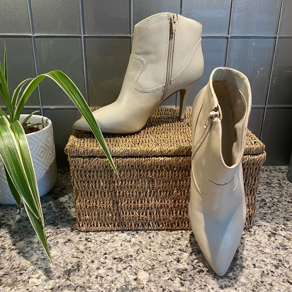 NINE WEST No Julius Ankle Booties Size 7 1/2M Leather Upper Cream Colour 3.5"